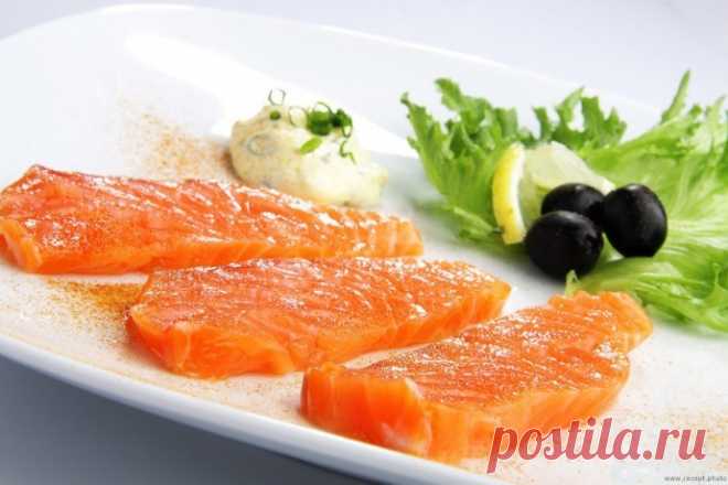 Лосось слабосоленый невероятной нежности Ингредиенты: 
  Лосось охлажденный 
2-2,5 стакана холодной воды 
0,5 стакана соли  1/3 стакана сахара Приготовление:  1. Филе лосося промыть. Просушить.  2. Срезаем самые лакомые кусочки. Спинку, по линии позвоночника. Темные...