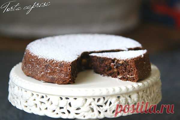 Торт Капрезе (Torta Caprese). В нем нет муки, только молотый миндаль, который придает ему грубость и сочность, с маленькими кусочками шоколада в каждом кусочке...