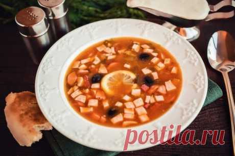 СОЛЯНКА
Для любимых мужчин:)

Ингредиенты
400 г мясо (свинина или говядина)
4 шт. сосиски
200 г колбаса (вареная)
200 г ветчина
3 шт. огурец (соленый)
1 шт. лук
пучок петрушка
2 ст.л. томатная паста
1 банк маслины (без косточек)
3-4 шт. лавровый лист
по вкусу перец

Сварить бульон из говядины или свинины. Добавить лавровый лист и черный перец.
Нарезать мясо из бульона, а также ветчину (можно заменить сырокопченой колбасой) и сосиски.
Мелко нарезать огурцы, лук и петрушку и...