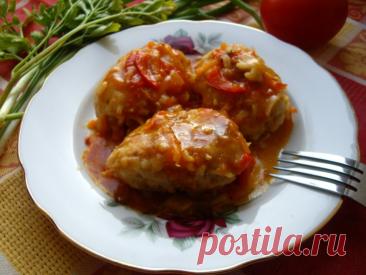 Рецепт ленивых голубцов с рисом Ленивые голубцы с рисом - это упрощённая версия традиционных голубцов, которая готовится быстрее и проще. В этом рецепте используется мясной фарш, рис, капуста и овощи, что делает блюдо сытным и ароматным. Подавайте ленивые голубцы со сметаной для более насыщенного вкуса.