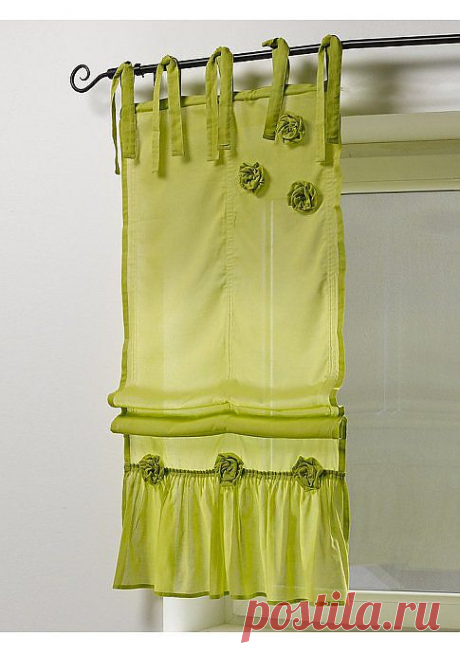 Римская штора. Аппликация в виде цветов, диаметр ок. 9 см. Притачная кайма ок. 31 см. На лентах-завязках. 

Материал: Слегка прозрачный материал: 100% хлопок