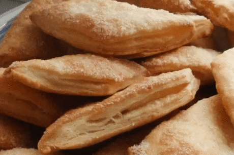 Воздушное печенье на пиве
Надо взять:
маргарин — 500 грамм;
мука — 4 стакана;
пиво — 1 стакан;
яйцо — 1 штука;
сахар для посыпки.
Приготовление:
Размягченный маргарин разотрите с мукой (3 стакана). Затем влейте пиво и добавьте оставшийся стакан муки. Вымесите тесто. Дальше его нужно поделить на несколько частей, обычно я делю на три. Уберите в холодильник на несколько часов (а если в морозилку, то и часа хватит).
Затем раскатайте тесто в пласт. Толщина не менее 0,5 см. Вырежьте печенье формо