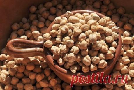 Укрепляйте иммунитет и костную ткань !
Нут – это мелкие бобы коричнево-зеленого цвета, по форме напоминающие совиную или баранью голову (отсюда и название).
Нут имеет приятный ореховый привкус. Вареный измельченный нут, доведенный до консистенции пюре, является питательной закуской – «хумус». Это паста из нута.
Ее можно мазать на хлеб, гренки, подавать к свежим овощам или основным блюдам в качестве соуса. В хумусе много витаминов и растительного белка, кальция, фосфора, магния и калия – во вр