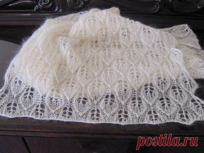 Нежный палантин спицами узором 