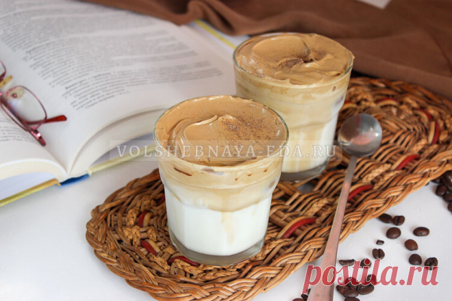 Дальгона-кофе — взбитый кофе с молоком Что такое дальгона-кофе (Dalgona coffee)? Это напиток, который готовится из взбитого растворимого кофе, сахара, горячей воды и молока.