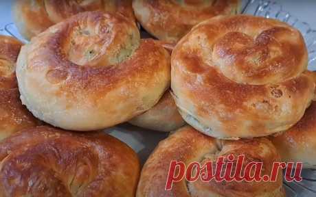 Вкусные слоеные улитки с начинкой. Рецепт самого простого слоёного теста Слоеное тесто — это один из популярных видов теста, известный своей легкостью и хрустящей структурой. Оно используется в кондитерских и кулинарных изделиях, таких как круассаны, тарталетки и пироги, благодаря своей уникальной способности подниматься при выпечке. Основное отличие слоеного теста от других видов теста заключается в процессе его приготовления, который включает чередование слоев теста и масла. […]