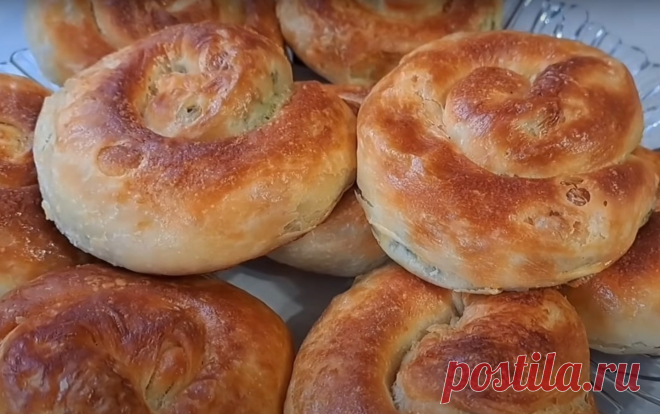 Вкусные слоеные улитки с начинкой. Рецепт самого простого слоёного теста Слоеное тесто — это один из популярных видов теста, известный своей легкостью и хрустящей структурой. Оно используется в кондитерских и кулинарных изделиях, таких как круассаны, тарталетки и пироги, благодаря своей уникальной способности подниматься при выпечке. Основное отличие слоеного теста от других видов теста заключается в процессе его приготовления, который включает чередование слоев теста и масла. […]