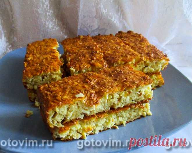 Творожная запеканка с овсяными хлопьями. Рецепт с фото С рецептом творожной запеканки с овсяными хлопьями справится даже начинающая хозяйка. Для приготовления вам понадобится именно зернистый творог, потому что благодаря ему запеканка не опадает, получается рассыпчатой и мягкой. Овсяные хлопья также влияют на консистенцию выпечки. Они впитывают в себя лишнюю влагу, набухают, практически сливаясь с творогом. Если в других рецептах запеканок творог нужно растирать до однород...