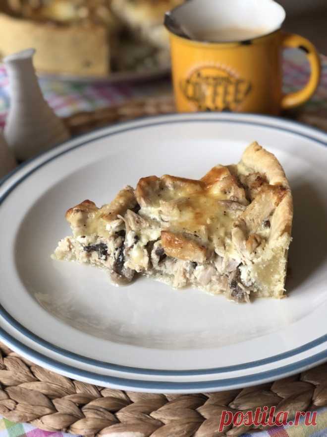 Лоранский пирог с индейкой и вешенками