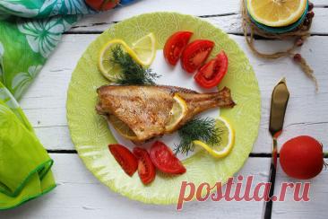 ​Красный окунь, запечённый с лимоном и розмарином Красный окунь, запечённый с лимоном и розмарином – блюдо для тех, кто любит сочетание ярких вкусов. Ароматы цитруса, пикантного чеснока и розмарина смешиваются между собой и великолепно гармонируют с рыбой. Дополнительные вкусовые нотки вносит белый перец.&nbsp;Ингредиенты:&nbsp;Окунь...