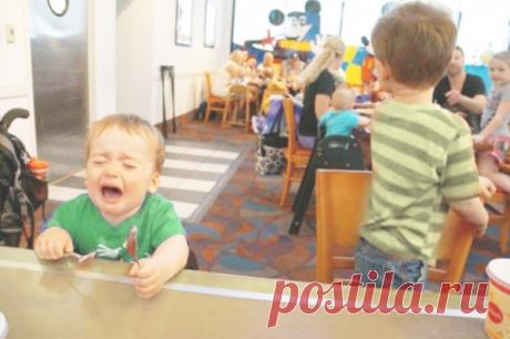 Мамочка хотела привести больного коклюшем ребенка в детский сад  но, когда увидела его, в ужасе убежала.
Так, мама пришла в сад за дочкой, которая не стала есть, и увидела на лице у ребенка большое красное пятно.
«Я в жизни такое не видела.
От такого зрелища я буквально окаменела, — рассказывает Елена.
— Мама девочки сказала, что ребенок сильно кашлял, а вчера она заметила, что у нее на коже появилось красное пятно».
По словам мамы, пятно появилось на тыльной стороне руки прямо под лопаткой.