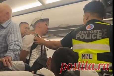 Агрессивный пассажир устроил массовую драку в самолете и попал на видео. Пассажир авиакомпании Scoot Airlines устроил массовую драку на борту самолета и попал на видео. Инцидент произошел на рейсе из Перта в Манилу. Мужчина требовал у стюардесс напитки и грубил попутчикам. Затем он заметил направленную на него камеру телефона и ударил его владельца по лицу.