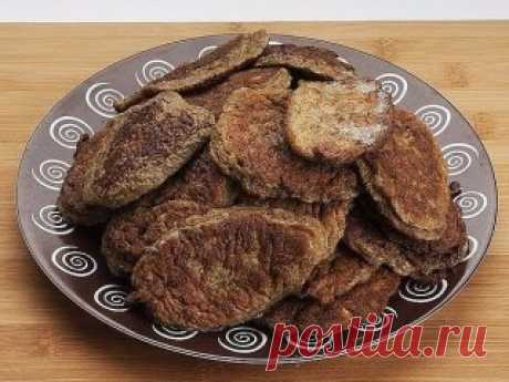 Печеночные оладьи в сметанном соусе
Печёнка – продукт, который любят далеко не все. Аппетитные печёночные оладьи в нежном сметанном соусе помогут вам раз и навсегда изменить представление о печёнке, если вы её ещё не полюбили.
Ингредиенты:
- мука - 5 столовых ложек,
- яйца - 3 шт.
- говяжья или свиная печень - 500 г,
- 1 чайная ложка соды (гашёной уксусом),
- чеснок - 3-4 зубчика,
- сметана,
- молоко - 50 г,
- петрушка или укроп,
- соль, перец по вкусу,
- оливковое масло.
Приготовление:
Про