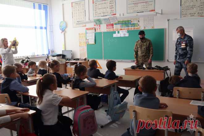 В Красноярске сотрудники Росгвардии дали первоклашкам подержать боевое оружие. Красноярский рабочий