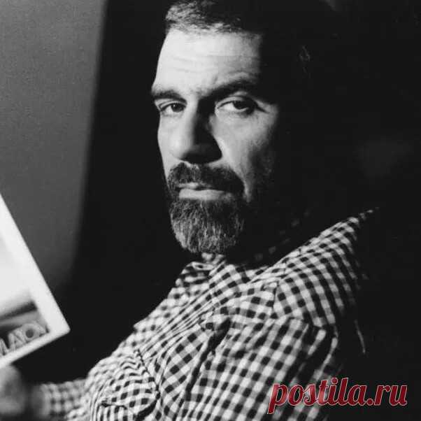3 сентября — в этот день 79 лет назад родился Сергей Довлатов

Художественная мысль Сергея Донатовича проста и благородна: рассказать, как странно живут люди — то печально смеясь, то смешно печалясь. В его книгах нет праведников, потому что нет в них и злодеев. Писатель знает: и рай, и ад — внутри нас самих...
Толстый застенчивый мальчик... Бедность... Мать самокритично бросила театр и работает корректором...
О школьных годах - с той же честностью:
Бесконечные двойки... Ра...