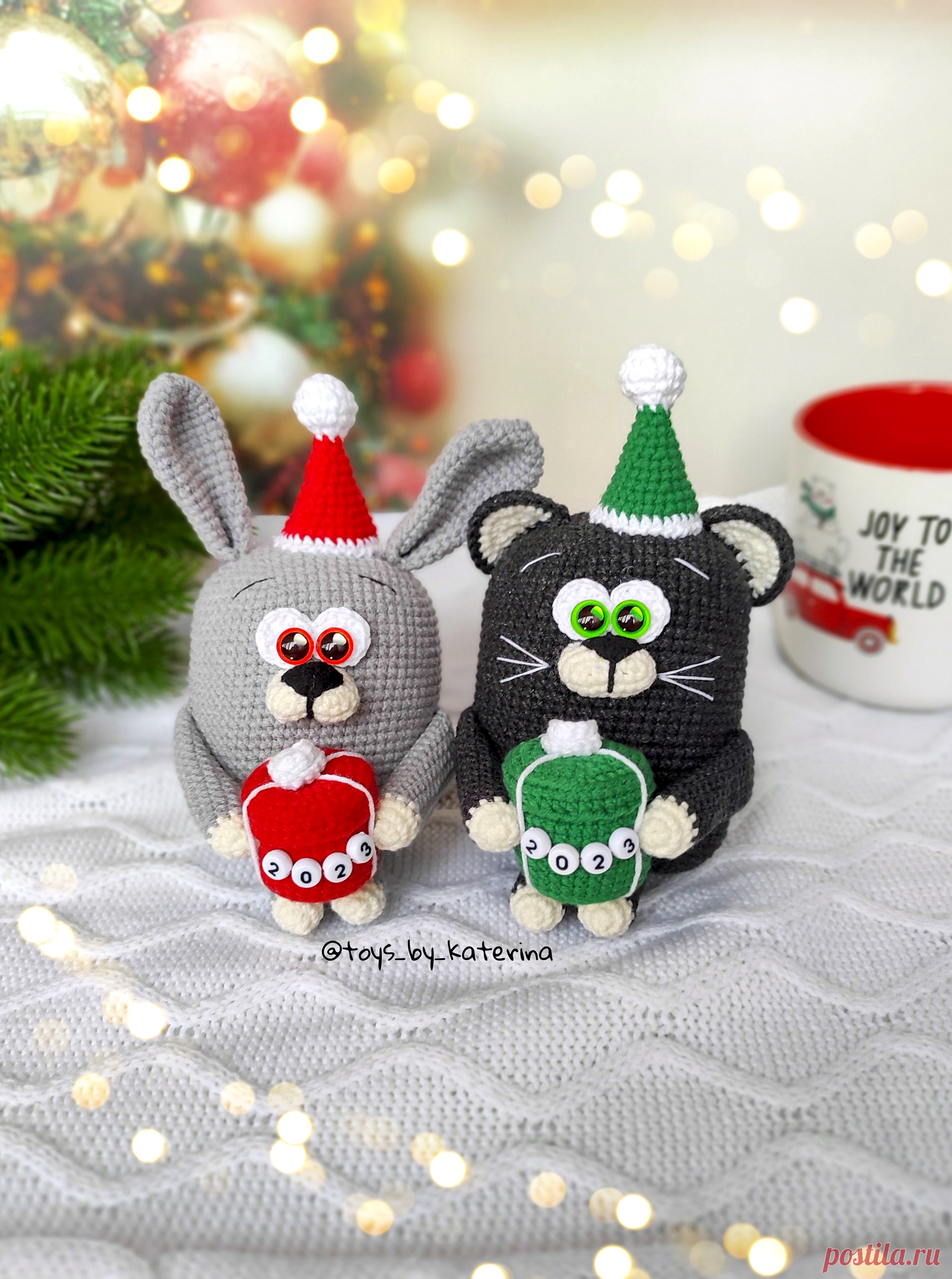 PDF Зайчик Дымок и котик Уголёк крючком. FREE crochet pattern; Аmigurumi animal patterns. Амигуруми схемы и описания на русском. Вязаные игрушки и поделки своими руками #amimore - заяц, маленькие зверюшки к Новому году, зайчик с котом, кролик, зайчонок, зайка, крольчонок, кот, котик, кошка, кошечка.