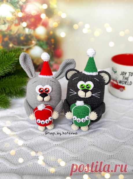 PDF Зайчик Дымок и котик Уголёк крючком. FREE crochet pattern; Аmigurumi animal patterns. Амигуруми схемы и описания на русском. Вязаные игрушки и поделки своими руками #amimore - заяц, маленькие зверюшки к Новому году, зайчик с котом, кролик, зайчонок, зайка, крольчонок, кот, котик, кошка, кошечка.