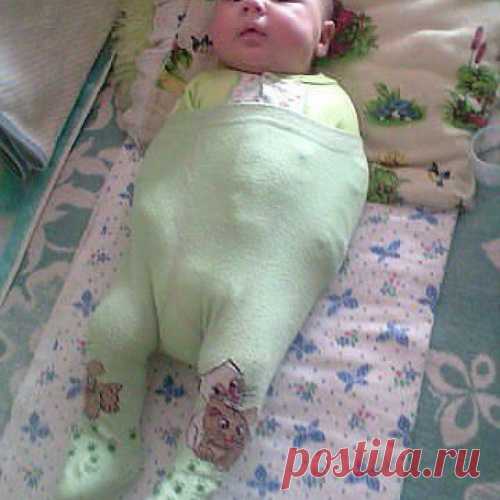 Папа - это Вам не мама! У него своя техника пеленания! И огромная любовь...