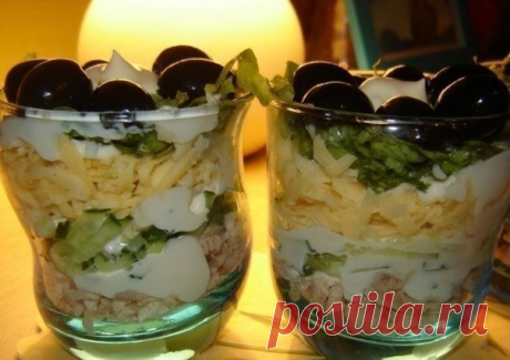 Обалденный воздушный салат с курицей: Изюминка праздничного стола! 

Ингредиенты:
Куриное мясо — 100 граммСыр — 50 граммОгурец — 1 штукСалат — 2 штукмаслины — 10 штукМайонез — 75 грамм
Приготовление:

Отварить куриное мясо, остудить и нарезать кусочками. Салат и огур…