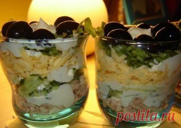Обалденный воздушный салат с курицей: Изюминка праздничного стола! 

Ингредиенты:
Куриное мясо — 100 граммСыр — 50 граммОгурец — 1 штукСалат — 2 штукмаслины — 10 штукМайонез — 75 грамм
Приготовление:

Отварить куриное мясо, остудить и нарезать кусочками. Салат и огур…