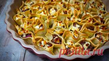 Dizme Manti Dizme heißt schlicht: nebeneinander, Manti hat wohl den gleichen Wortstamm wie die koreanischen Mandu oder die ­chinesischen Mantou. In jedem Fall handelt es sich um mit Fleisch gefüllte Teigtaschen. In diesem Fall werden sie nicht gedämpft oder gekocht, sondern im Ofen gebacken, das passt zur Kombi­nation von Lamm und Käse nahezu perfekt.