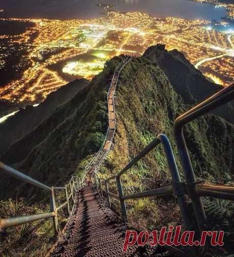 Лестница Хайку (лестница в небо) на острове Оаху (Гавайи)