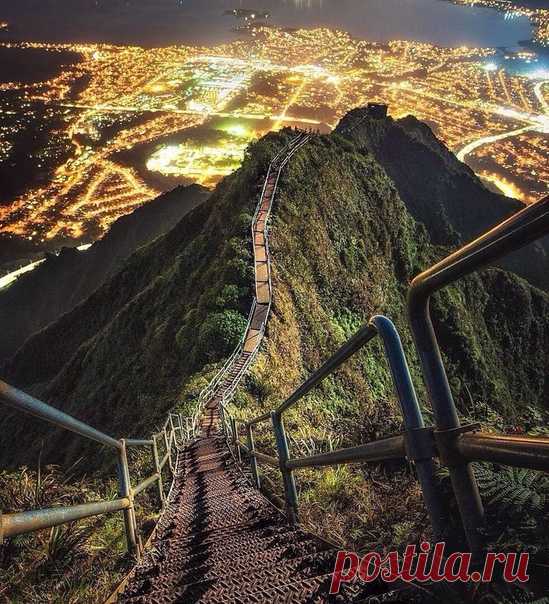 Лестница Хайку (лестница в небо) на острове Оаху (Гавайи)