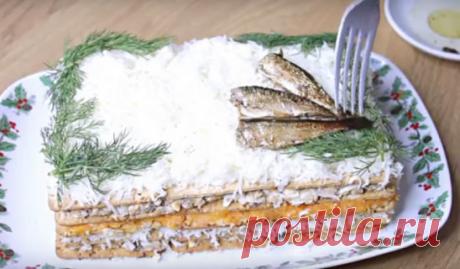 Просто невероятно вкусная закуска из самых обычных продуктов: крекера, шпрот и яиц с сыром. Она точно понравится вашим друзьям. Получается вкусной, аппетитной и невероятно нежной. Она будет выигрышно смотреться на праздничном столе и намного эффектнее привычных бутербродов. Необходимые продукты 250 грамм печенья (тонкие крекеры) 250 грамм шпрот 200 грамм сыра 4 куриных яйца 3 отварные моркови 3 зубчика чеснока 80 грамм майонеза укроп Начинаем приготовление Яйца отвариваем вкрутую, очищаем от ско