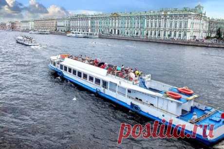 Теплоход как решение прекрасного отдыха в рамках водных прогулок по Санкт-Петербургу  Один из красивейших городов нашей Родины должен посетить каждый. Как мы хорошо знаем вначале восемнадцатого века Пётр Первый воздвигал Санкт-Петербург как судоходный город.  Естественно компании и заводы имели подходы к воде. Надо отметить и тот факт, что в обязательном порядке был и подход водного транспорта к постройкам города.  В северной столице на данный момент можно не только пройти...