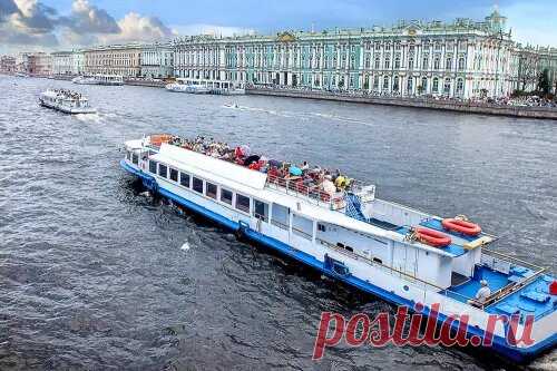 Теплоход как решение прекрасного отдыха в рамках водных прогулок по Санкт-Петербургу  Один из красивейших городов нашей Родины должен посетить каждый. Как мы хорошо знаем вначале восемнадцатого века Пётр Первый воздвигал Санкт-Петербург как судоходный город.  Естественно компании и заводы имели подходы к воде. Надо отметить и тот факт, что в обязательном порядке был и подход водного транспорта к постройкам города.  В северной столице на данный момент можно не только пройти...