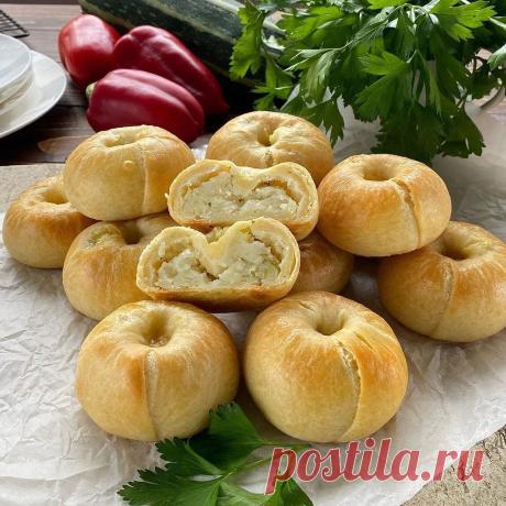 ღПирожки с начинкой из картошки и укропа на хрустящем бездрожжевом тесте
Ингредиенты на 16 шт.:
Для теста:
Мука — 400 г
Вода теплая — 125 мл
Растительное масло — 125 мл
Яйца — 2 шт.
Соль — 0,5 ч. л.
Разрыхлитель — 1 ч. л.
Уксус 9% — 1 ч. л.
Для начинки:
Картофель отварной — 500 г
Укроп — по вкусу
Соль — по вкусу
Перец — по вкусу
Сливочное масло — 20 г