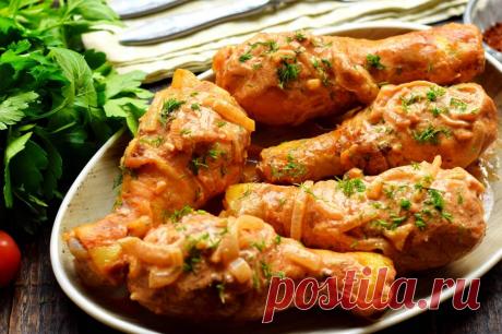 Куриные голени в луково-сметанном соусе