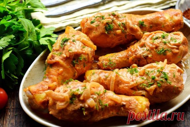 Куриные голени в луково-сметанном соусе