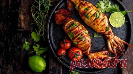 Как приготовить вкусные кальмары Кальмар универсален: его можно отварить в подсоленной кипящей воде (лучше целиком или большими кусками за3-4минуты), нарезать и добавить в салат. Из кальмара можно сделать закуску и горячее блюдо. Его можнозамариновать, нафаршировать, обжарить и приг