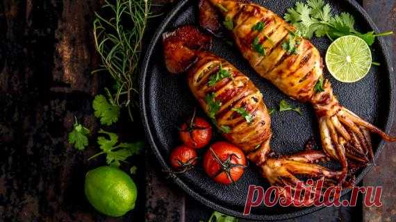 Как приготовить вкусные кальмары Кальмар универсален: его можно отварить в подсоленной кипящей воде (лучше целиком или большими кусками за3-4минуты), нарезать и добавить в салат. Из кальмара можно сделать закуску и горячее блюдо. Его можнозамариновать, нафаршировать, обжарить и приг
