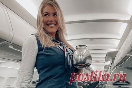 Стюардесса в мини-юбке забралась на тележку для еды и удивила пользователей сети. Стюардесса греческого происхождения сфотографировалась на борту самолета в необычной позе и удивила пользователей сети. На снимке сотрудница авиакомпании сидит на тележке для еды в проходе и держит в руках чайник. При этом на бортпроводнице видна официальная униформа, состоящая из синей жилетки и мини-юбки в тон.