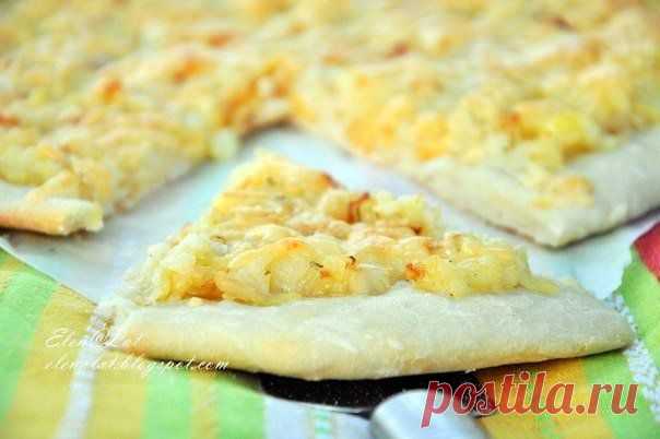Шаньга с картошкой, сыром и жареным луком