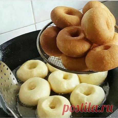 САМЫЕ ВКУСНЫЕ ПОНЧИКИ
⠀
Тесто:
- Молоко - 500 мл.
- Яйца - 2 шт.
- Масло сл. или маргарин - 125 гр.
- Сахар - 2 ст.л. + 1 ч.л.
- Соль - 1,5 ч.л.
- Дрожжи сухие - 11 гр. (пакетик)
- Вода тёплая - 0,5 ст.
- Мука - столько, что бы тесто не было тугим, но и не липло к рукам.
(Из этого кол-ва продуктов получается больше 40 пончиков)
⠀
Приготовление:
Молоко с водой смешать, немного нагреть
Добавить весь сахар
...дрожжи
Перемешать и дать дрожжам "ожить" (минут 15)
Теперь добав...