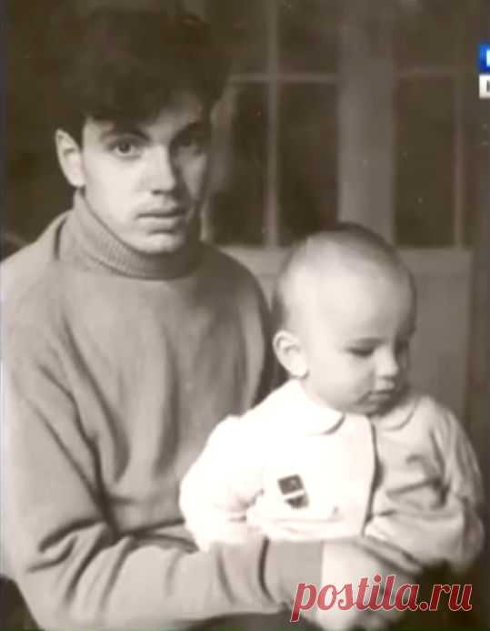 Пользователь Denise Trujillo сохранил этот пин на доску «Dmitri Hvorostovsky»
Dmitri with his father  |  Pinterest