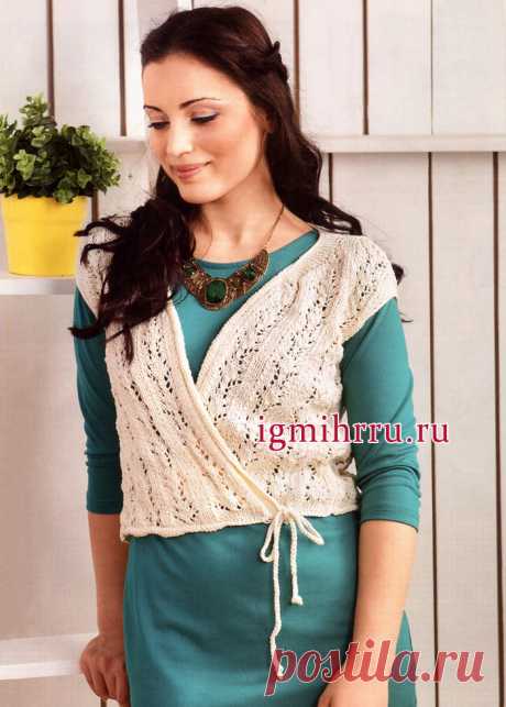 Жилет молочного цвета с ажурными полосами, на завязках. Вязание спицами
