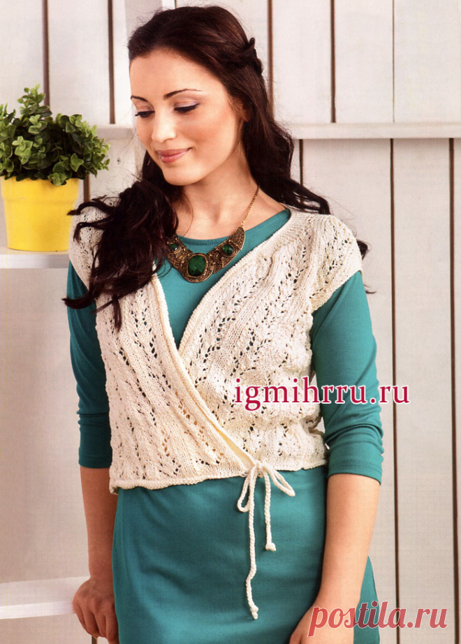 Жилет молочного цвета с ажурными полосами, на завязках. Вязание спицами