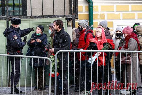 Как в Москве простились с актером Валерием Гаркалиным. Фоторепортаж. 20 ноября на 68-м году жизни умер актер театра и кино, звезда фильма «Ширли-мырли» Валерий Гаркалин. Больше месяца он лежал в больнице после заражения коронавирусом. Актера похоронят на Миуссом кладбище, где покоится его единственная жена. Церемония прощания с Гаркалиным прошла в учебном театре Российского института театрального искусства (ГИТИС), в котором артист учился, а затем преподавал. Как Москва прощалась с актером — в…