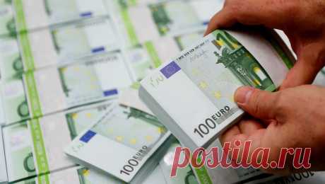 Мошенница за €90 тыс. &quot;сняла злое проклятие&quot; с детей мужчины. Полиция Германии разыскивает мошенниц, которые обманули жителя города Нойнкирхен: 65-летний мужчина согласился отдать незнакомкам, пообещавшим снять порчу с его детей, 90 тыс. евро. Об этом сообщает издание Bild. В августе мошенница и ее ...