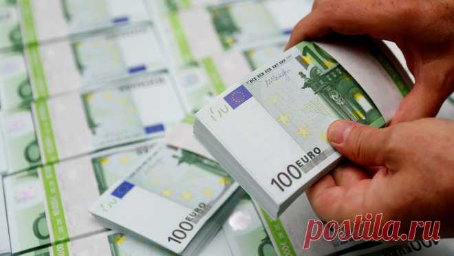 Мошенница за €90 тыс. "сняла злое проклятие" с детей мужчины. Полиция Германии разыскивает мошенниц, которые обманули жителя города Нойнкирхен: 65-летний мужчина согласился отдать незнакомкам, пообещавшим снять порчу с его детей, 90 тыс. евро. Об этом сообщает издание Bild. В августе мошенница и ее ...