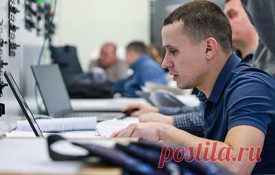 В России появилась первая система мониторинга и защиты ИИ от кибератак. Разработка совместима с любыми ИИ-моделями, что позволяет компаниям гибко настраивать правила безопасности под собственные требования, указали в пресс-службе ИТМО