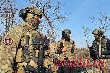 Бойцы ЧВК «Вагнер» начали штурм подземной части «бахмутской азовстали». Бойцы частной военной компании (ЧВК) «Вагнер» начали штурм подземной части «бахмутской азовстали» — «Артемовского завода обработки металлов» (АЗОМ), сообщает военкор Александр Симонов. По его информации, штурмовые группы вагнеровцев зашли в подземные коммуникации предприятия и пробиваются в шахту.