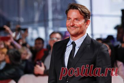 Брэдли Купер вспомнил про нападение преступника с ножом. Американский актер Брэдли Купер вспомнил про нападение молодого преступника с ножом. Артист рассказал, что инцидент произошел в 2019 году в Нью-Йорке. Когда к нему подошел грабитель, он сумел убежать, а затем и сам погнался за преступником, пытаясь сфотографировать его.