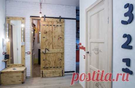 В отделке квартиры для девушки использовали металлические бочки, сетку-рабицу и паллеты для транспортировки грузов. Посмотрите все фото лофта в Краснодаре: