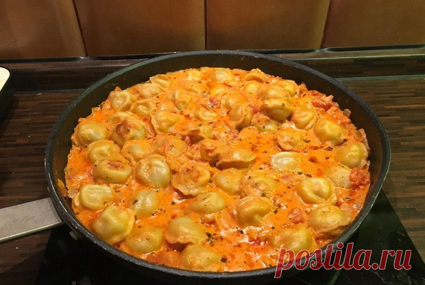 Тушеные пельмени с луком, томатами, сметаной и вустерширским соусом рецепт – авторская кухня: основные блюда. «Еда»