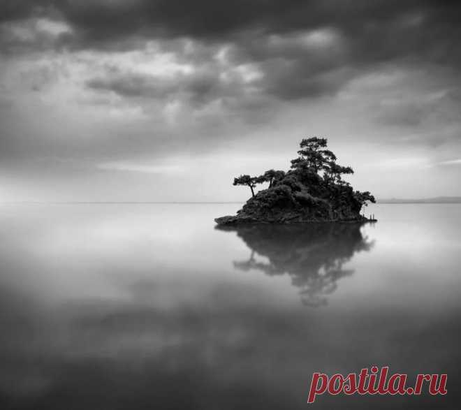 Чёрно-белые пейзажи, уходящие за пределы реальности. Фотограф Джордж Дигалакис